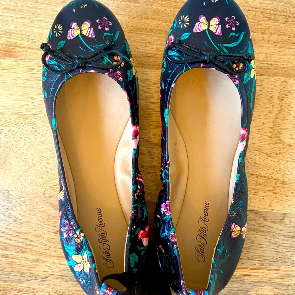 Saks Fifth Avenue Black flats with flower design (Size 9/39)